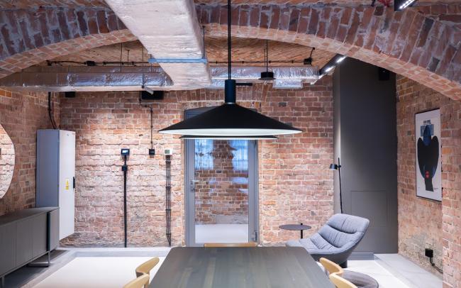 Nowoczesny standard dźwięku w historycznych murach: Case Study instalacji AV w Hotelu Koszary