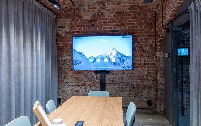 Nowoczesny standard dźwięku w historycznych murach: Case Study instalacji AV w Hotelu Koszary