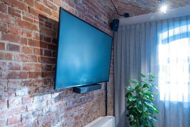 Nowoczesny standard dźwięku w historycznych murach: Case Study instalacji AV w Hotelu Koszary