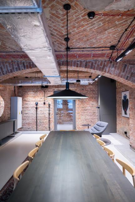Nowoczesny standard dźwięku w historycznych murach: Case Study instalacji AV w Hotelu Koszary